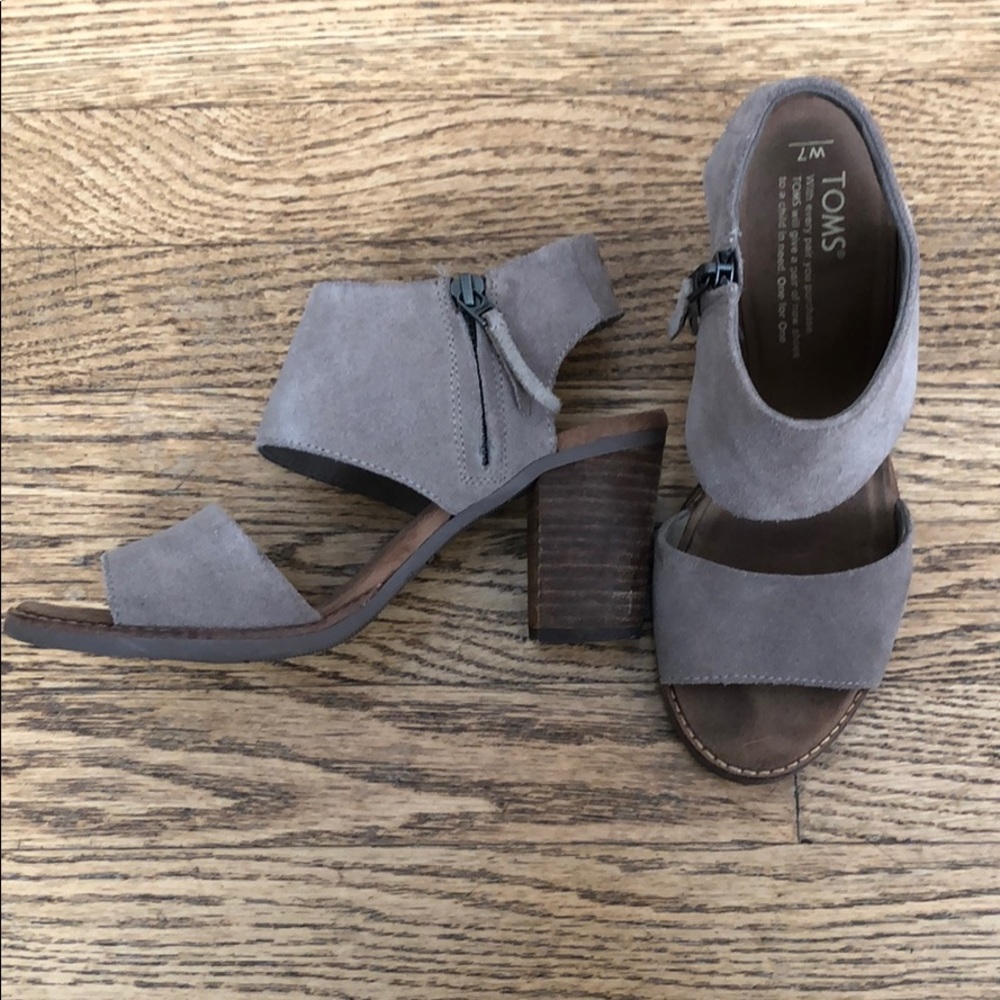 Toms sandals size 7